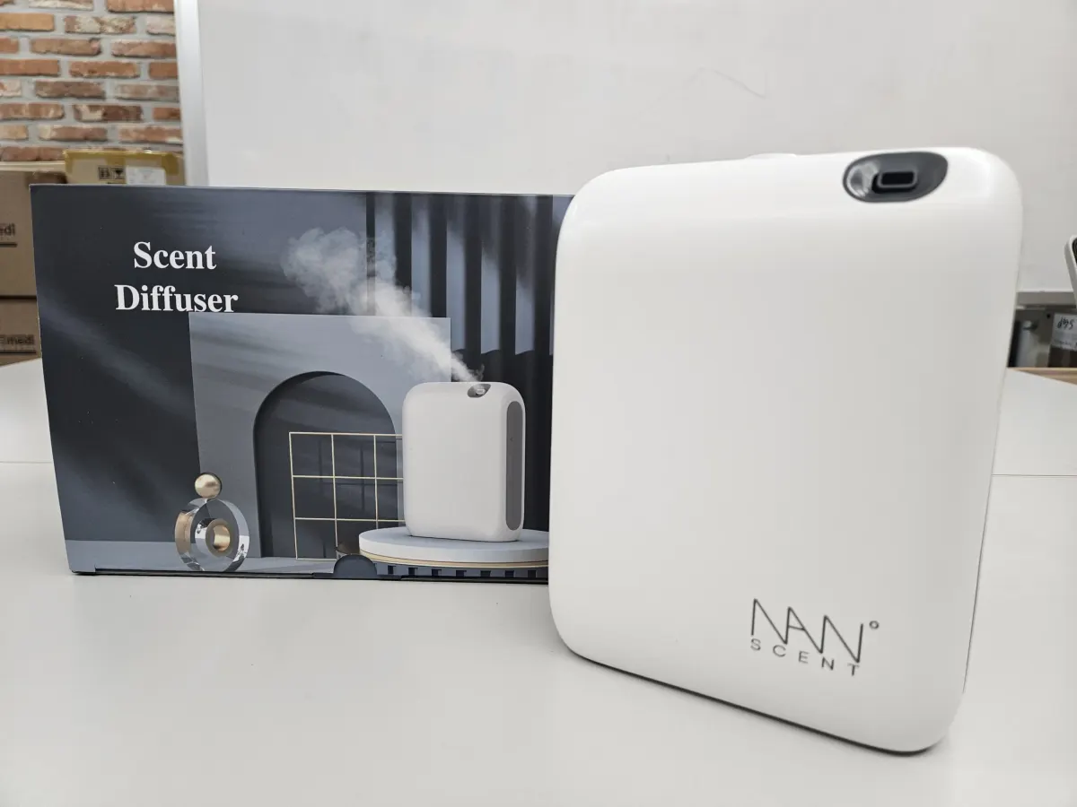 호텔 자동디퓨저 NANO-20V 화이트 본체와 제품 박스